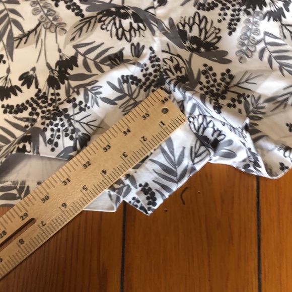 Old Navy pixie Chino style floral, print shorts size 8 - Picture 7 of 7